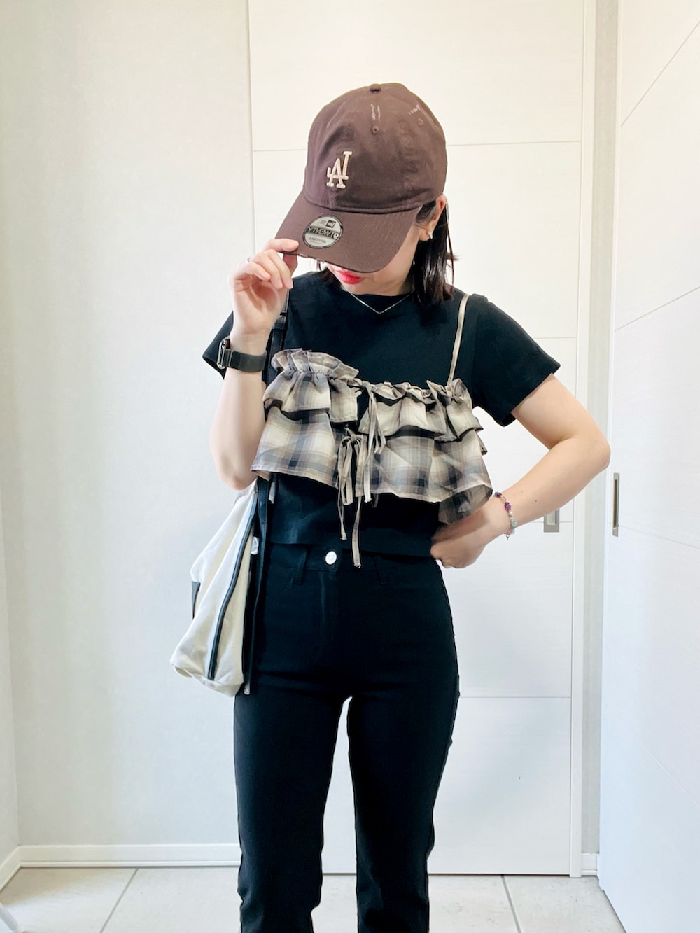 ベージュ系のキャミソール、ブラック系のその他パンツ、ブラック系のパンプスを着用したレディースの夏コーディネートの2枚目の写真