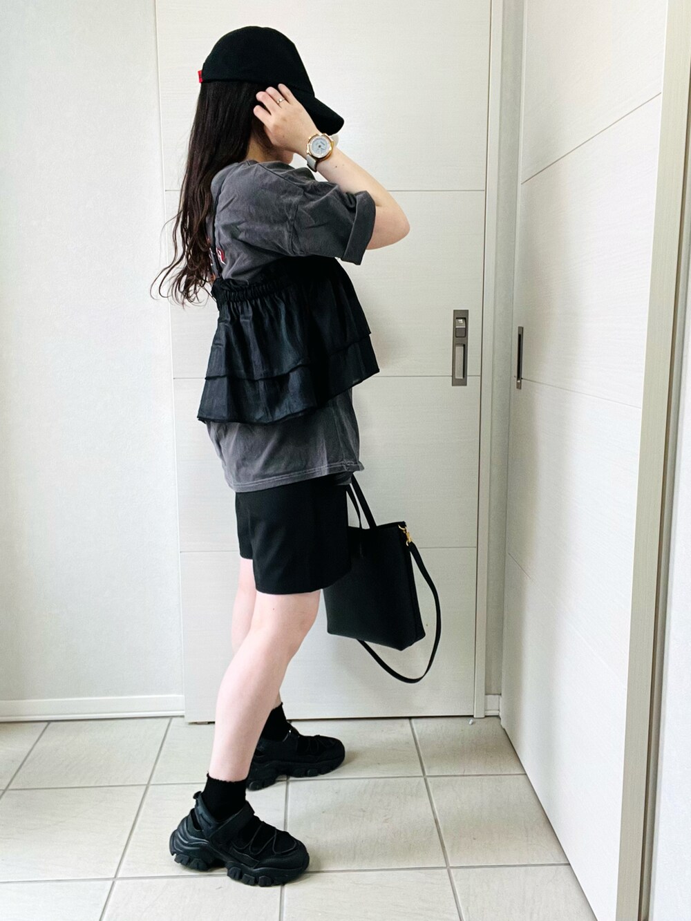 ブラック系のキャミソール、ブラック系のTシャツ/カットソー、ブラック系のその他パンツを着用したレディースの夏コーディネートの4枚目の写真