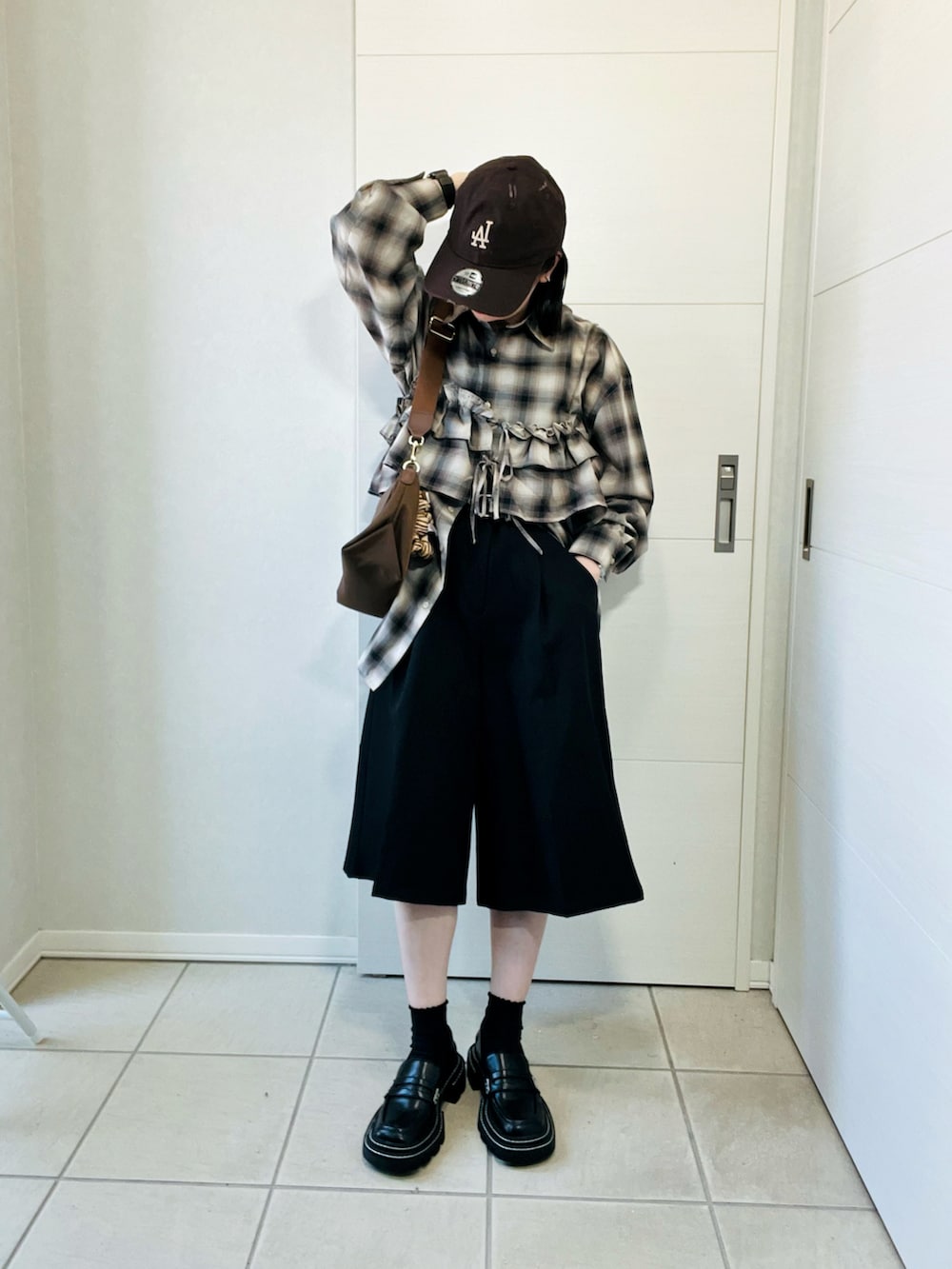 ベージュ系のシャツ/ブラウス、ベージュ系のキャミソール、ブラック系のその他パンツを着用したレディースの夏コーディネートの5枚目の写真