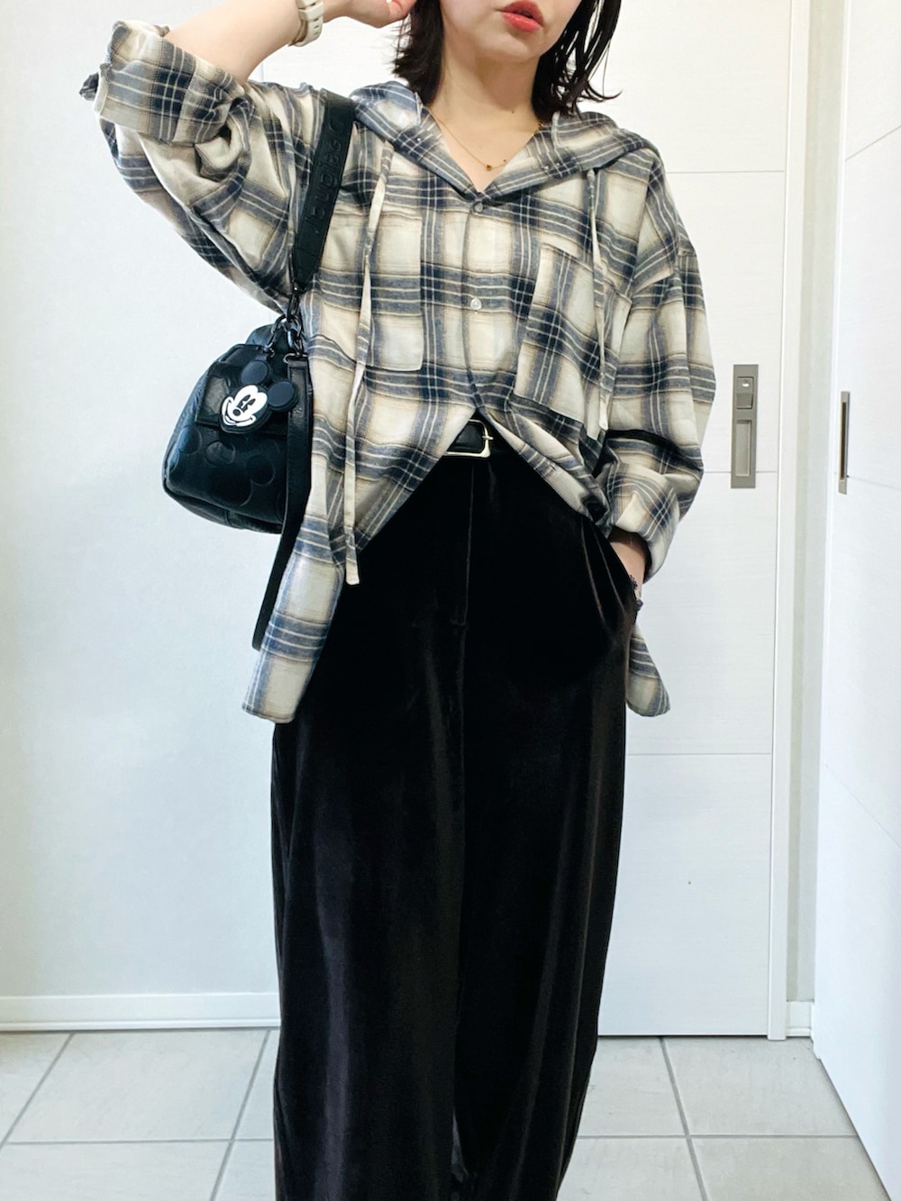 ホワイト系のシャツ/ブラウス、ブラウン系のその他パンツ、ブラック系のハンドバッグを着用したレディースの夏コーディネートの2枚目の写真