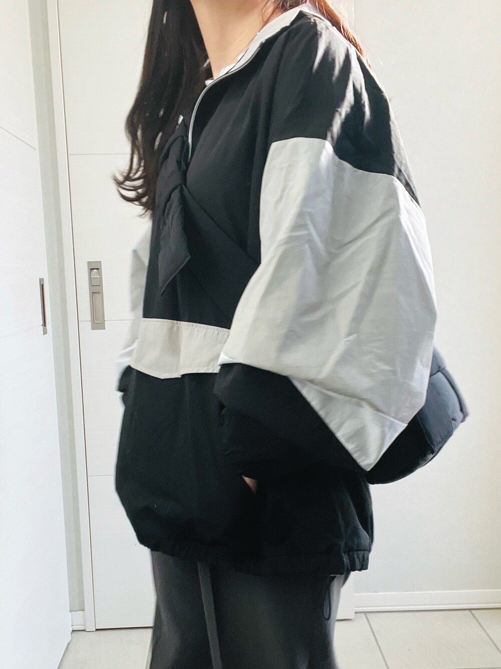 「大人カジュアル、シンプルコーデ、春服コーデ、オトナ女子、モノトーン、ストリート、カジュアルコーデ、confirm、コンファーム、ILL'S、イルズ、ゆるコーデ、低身長、低身長コーデ、低身長女子」｜「ILL'Sの24SS ビッグシルエット トラックジャケット ナイロンブルゾン ハーフジップアノラックプルオーバー 【ILL'S】（ナイロンジャケット、ブラック系）」を使った、❁⃘asa❁⃘さん（レディース・150cm）の冬コーディネートの3枚目の写真