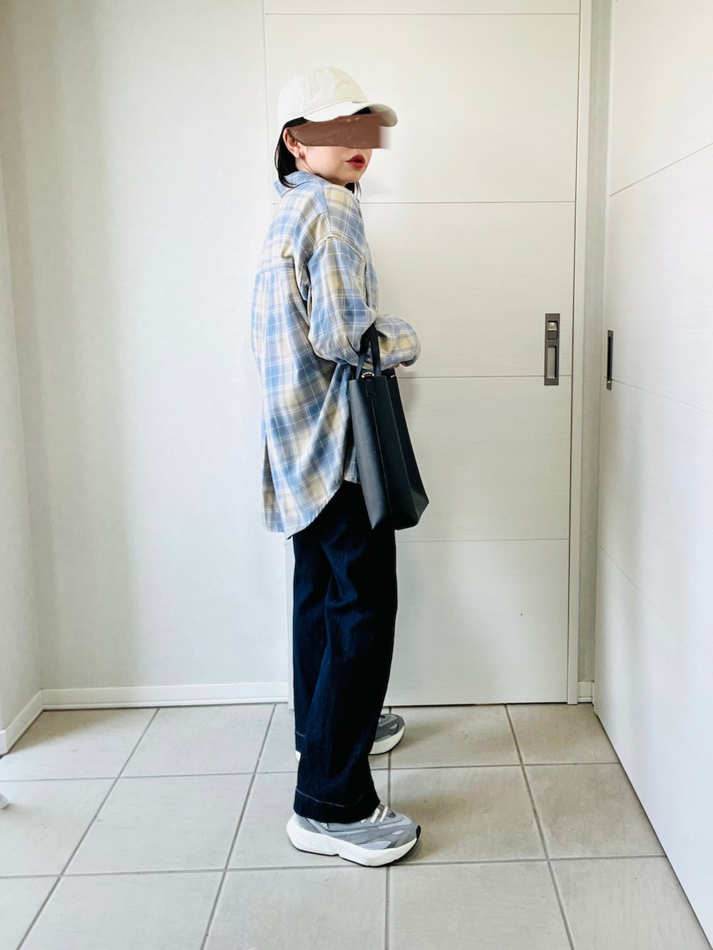 グレー系のスニーカー、ブルー系のデニムパンツ、ブルー系のシャツ/ブラウスを着用したレディースの春コーディネートの5枚目の写真