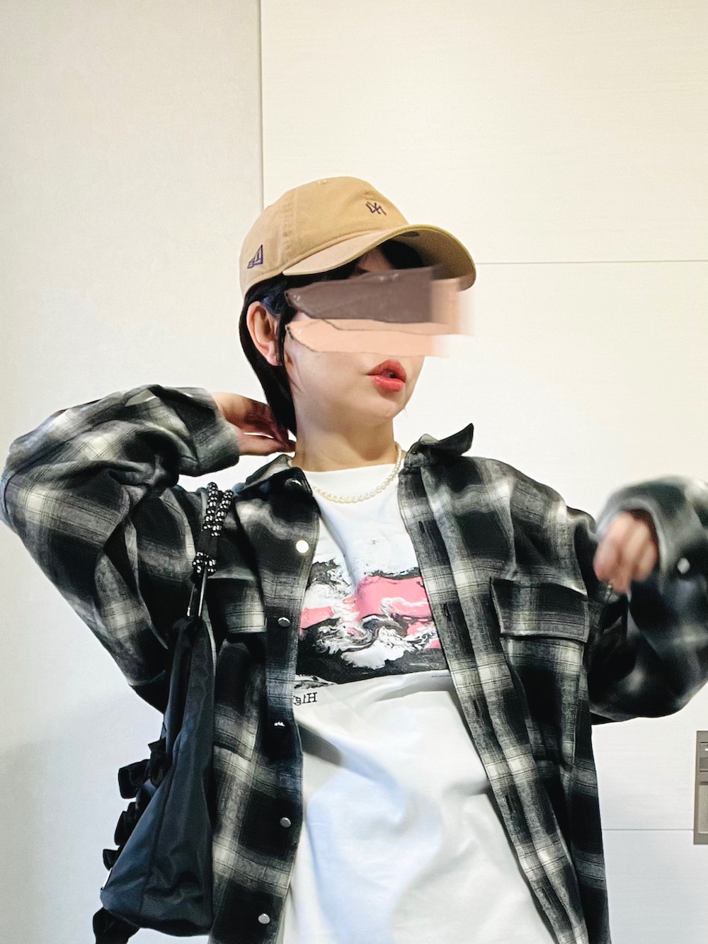 ブラック系のシャツ/ブラウス、ホワイト系のTシャツ/カットソー、ブラック系のブーツを着用したレディースの秋コーディネートの3枚目の写真