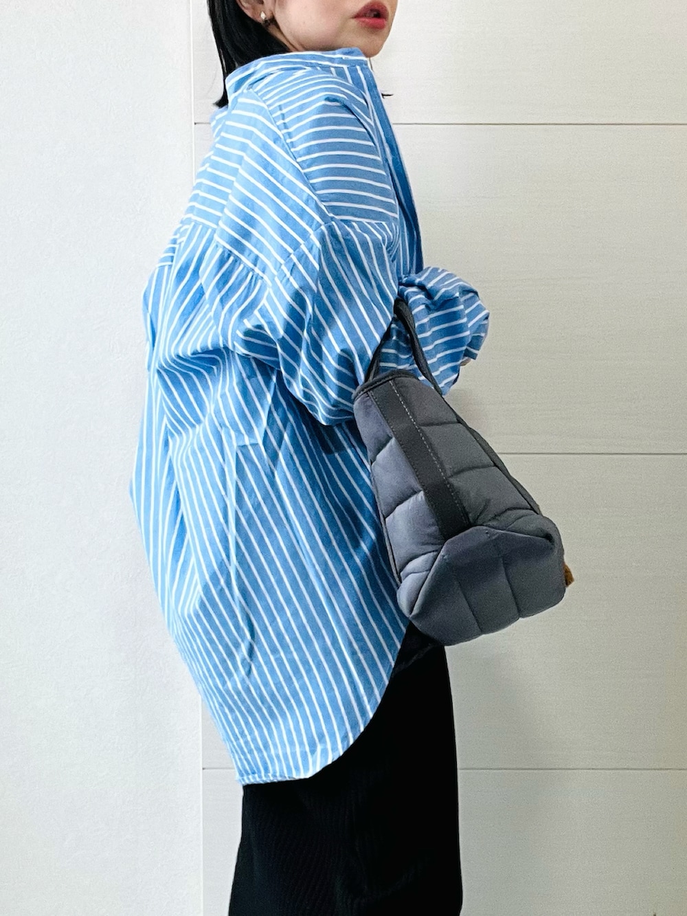 ブルー系のシャツ/ブラウス、グレー系のスウェット、ブラック系のスカートを着用したレディースの春コーディネートの3枚目の写真