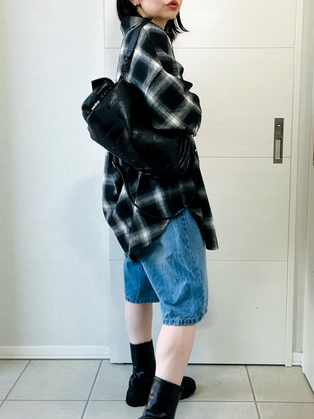 ブラック系のシャツ/ブラウス、ブルー系のその他パンツ、ブラック系のブーツを着用したレディースの秋コーディネートの3枚目の写真