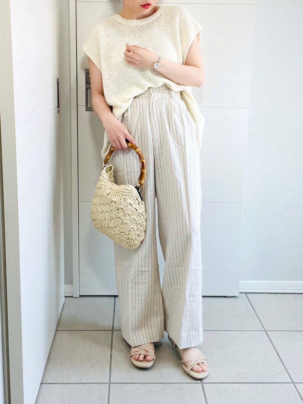 ホワイト系のニット/セーター、その他のその他パンツ、ベージュ系のサンダルを着用したレディースの春コーディネートの4枚目の写真