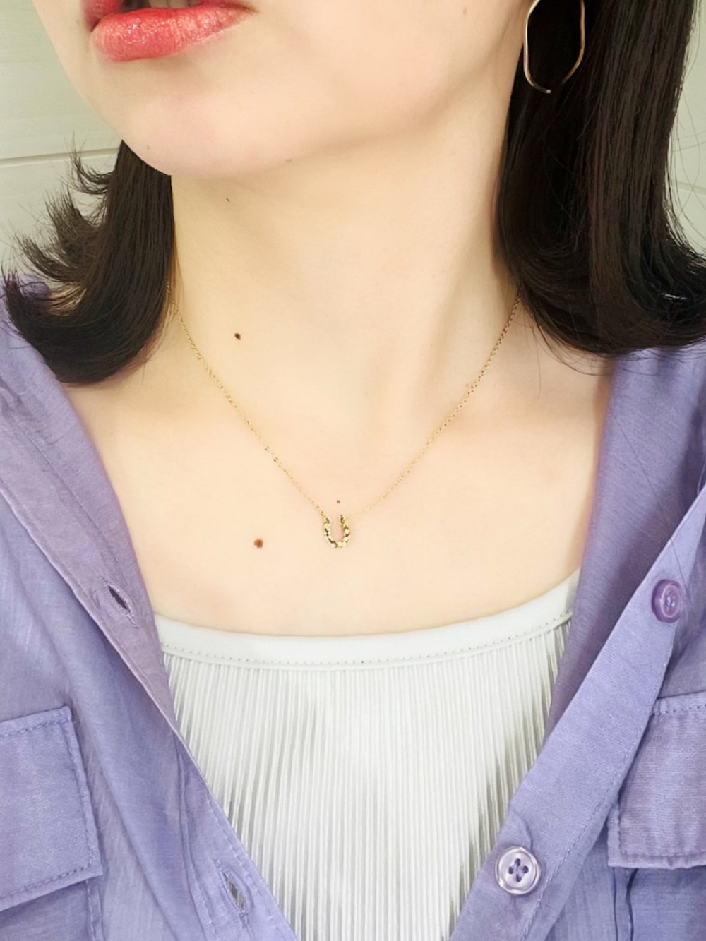 パープル系のシャツ/ブラウス、グレー系のスカート、ホワイト系のスニーカーを着用したレディースの夏コーディネートの4枚目の写真