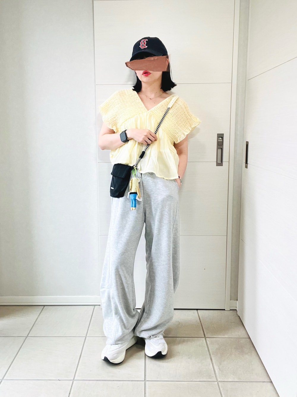 グレー系のスウェットパンツ、ホワイト系のスニーカー、イエロー系のシャツ/ブラウスを着用したレディースの夏コーディネートの4枚目の写真