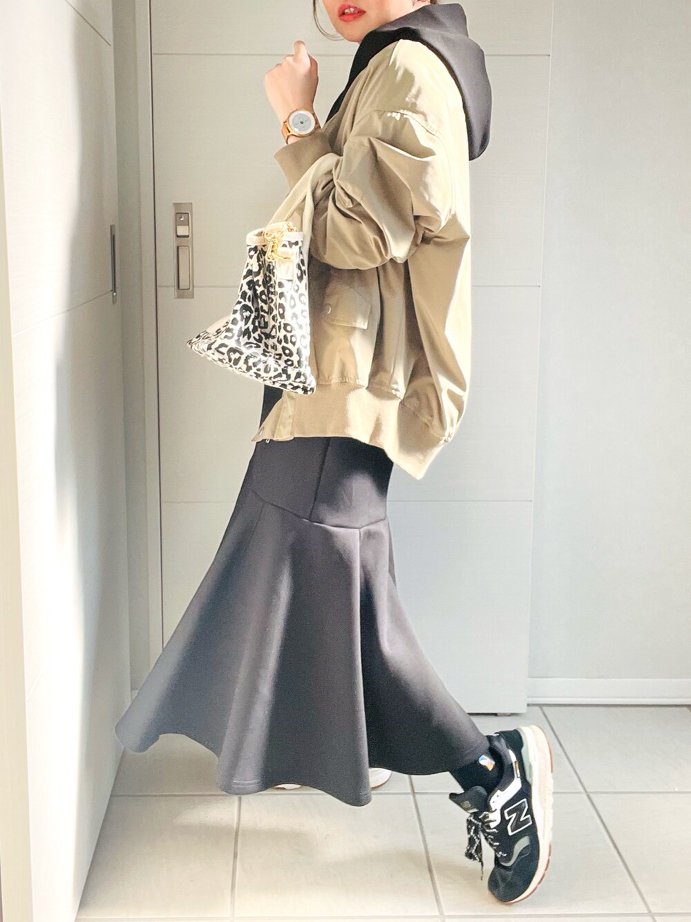 グリーン系のMA-1、ブラック系のワンピース、ブラック系のスニーカーを着用したレディースの春コーディネートの3枚目の写真