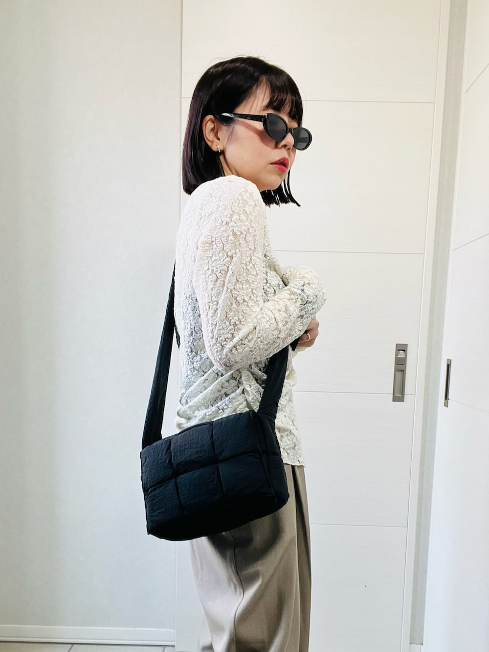 ホワイト系のシャツ/ブラウス、ベージュ系のその他パンツ、ブラック系のローファーを着用したレディースの秋コーディネートの3枚目の写真