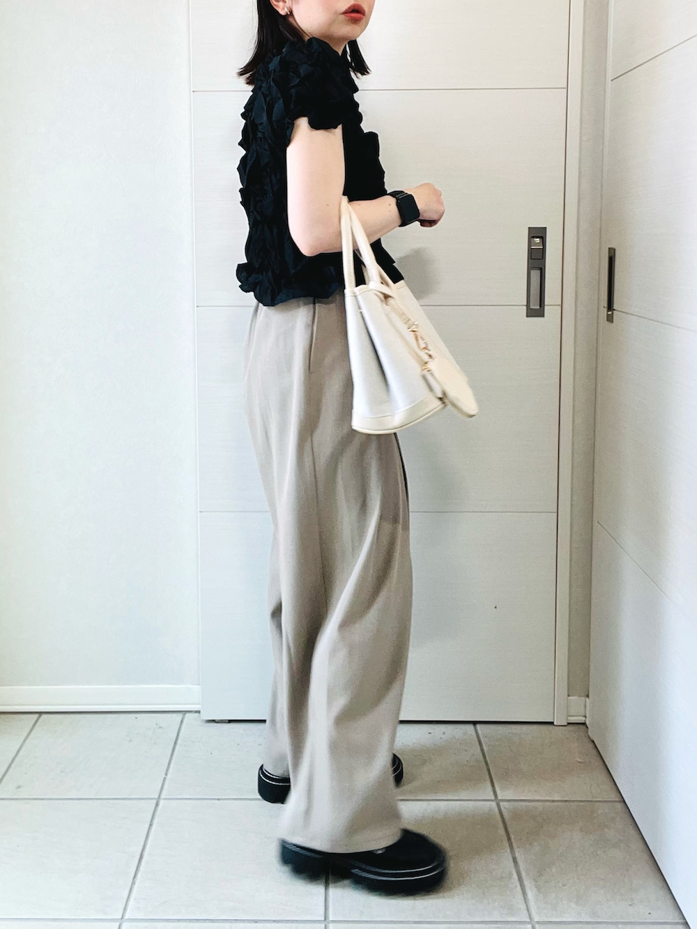 ブラック系のシャツ/ブラウス、ベージュ系のその他パンツ、ホワイト系のトートバッグを着用したレディースの夏コーディネートの5枚目の写真