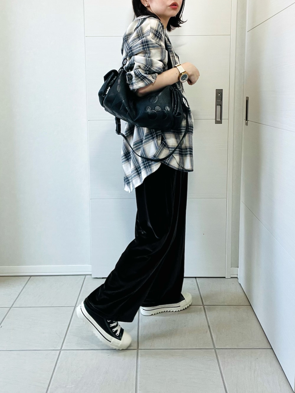 ホワイト系のシャツ/ブラウス、ブラウン系のその他パンツ、ブラック系のハンドバッグを着用したレディースの夏コーディネートの5枚目の写真