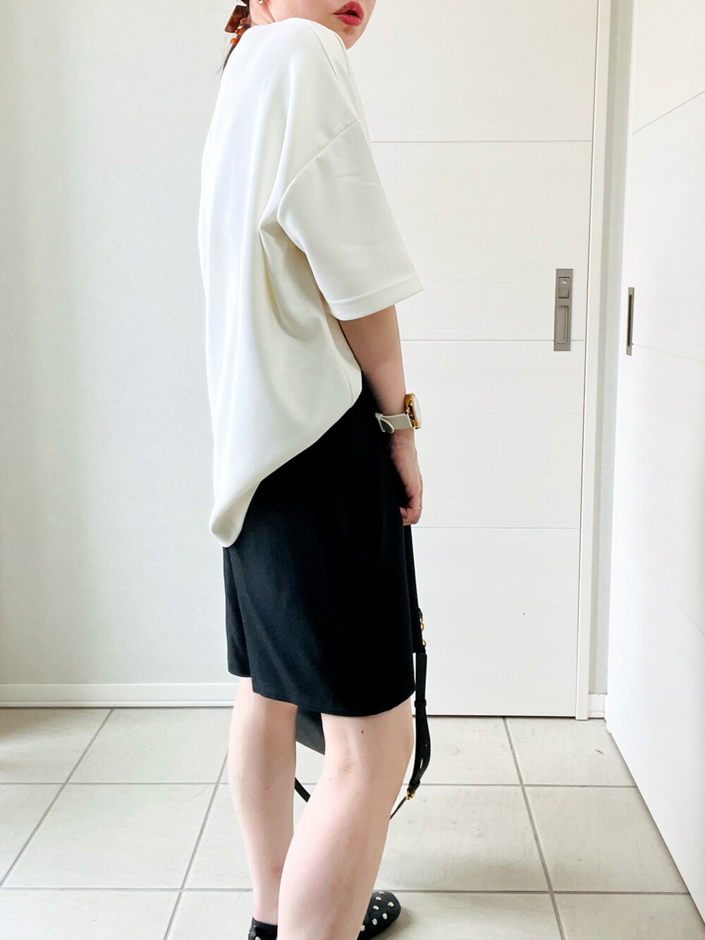 ホワイト系のTシャツ/カットソー、ブラック系のその他パンツ、ブラック系のバレエシューズを着用したレディースの夏コーディネートの3枚目の写真