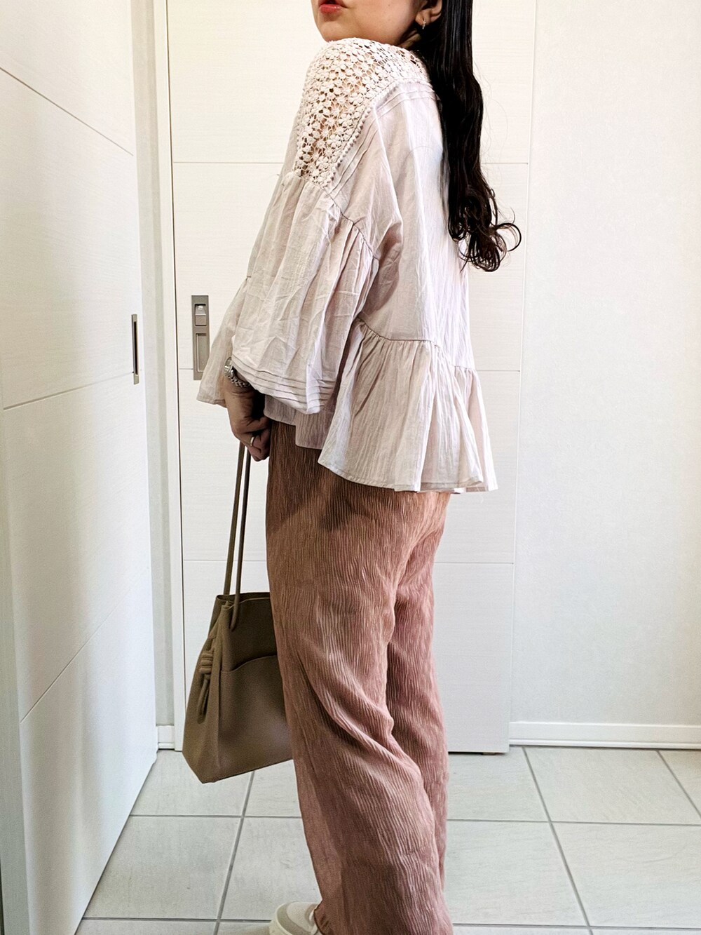 ベージュ系のシャツ/ブラウス、ピンク系のその他パンツ、ホワイト系のスニーカーを着用したレディースの春コーディネートの2枚目の写真