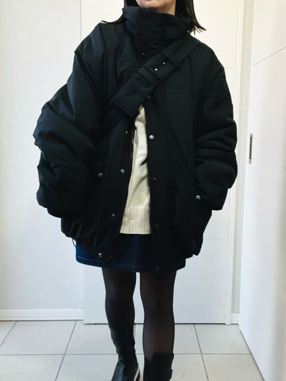 「冬コーデ、クリスマスに着たい服、マイベストコーデ2024、カジュアルスタイル、オトナ女子、デニムスカート、ミドルブーツ、モンスターパーカー、モンスターコート、tiptop_pocket、tipコーデ、tiptop、低身長、低身長コーデ、低身長女子」|「tiptopの【ZOZO限定アイテム】モンスタースタンドブルゾン(ブルゾン、ブラック系)」を使った、❁⃘asa❁⃘さん(レディース・150cm)の冬コーディネートの2枚目の写真