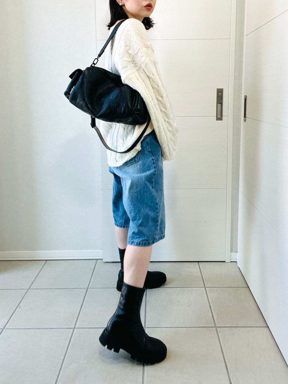 「ニット、tiptop_pocket、tipコーデ、秋服準備はじめました、ハーフパンツ、ショートブーツ、おでかけコーデ、オトナカジュアル、低身長、低身長女子、低身長コーデ」｜「tiptopのシアーケーブルBIGニット（ニット/セーター、ホワイト系）」を使った、❁⃘asa❁⃘さん（骨格ストレート・レディース・150cm）の夏コーディネートの5枚目の写真