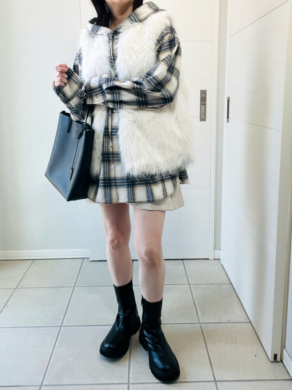 ホワイト系のシャツ/ブラウス、ホワイト系のベスト、ホワイト系のスカートを着用したレディースの秋コーディネートの4枚目の写真