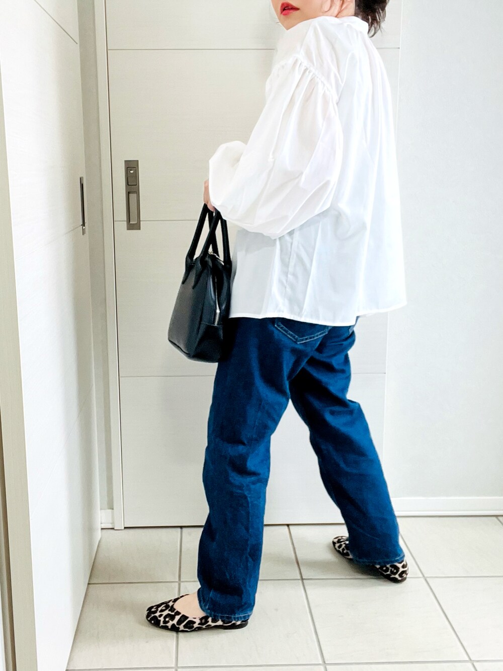 ホワイト系のシャツ/ブラウス、ブルー系のデニムパンツ、その他のバレエシューズを着用したレディースの冬コーディネートの3枚目の写真