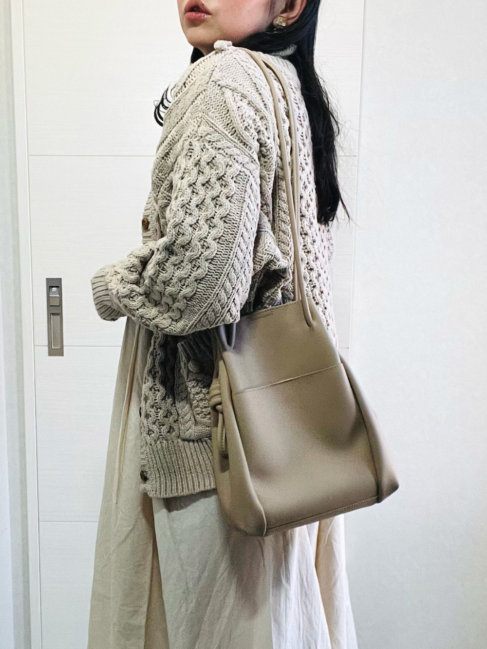 ホワイト系のワンピース、グリーン系のTシャツ/カットソー、ベージュ系のカーディガン/ボレロを着用したレディースの冬コーディネートの3枚目の写真