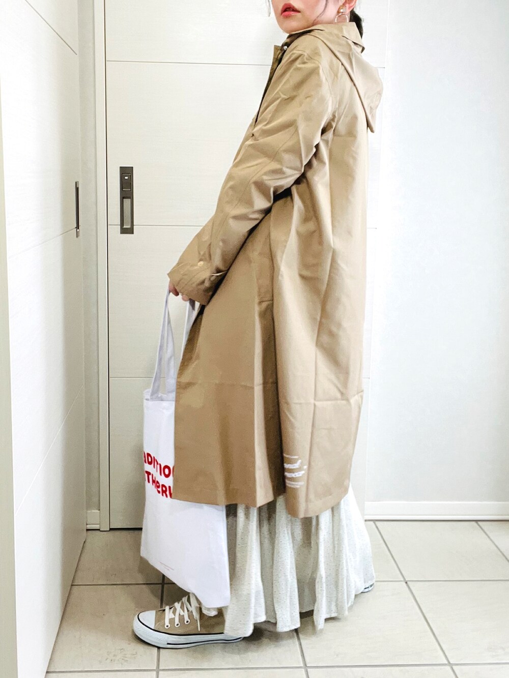 グレー系のカーディガン/ボレロ、グリーン系のスカート、ベージュ系のスニーカーを着用したレディースの春コーディネートの3枚目の写真