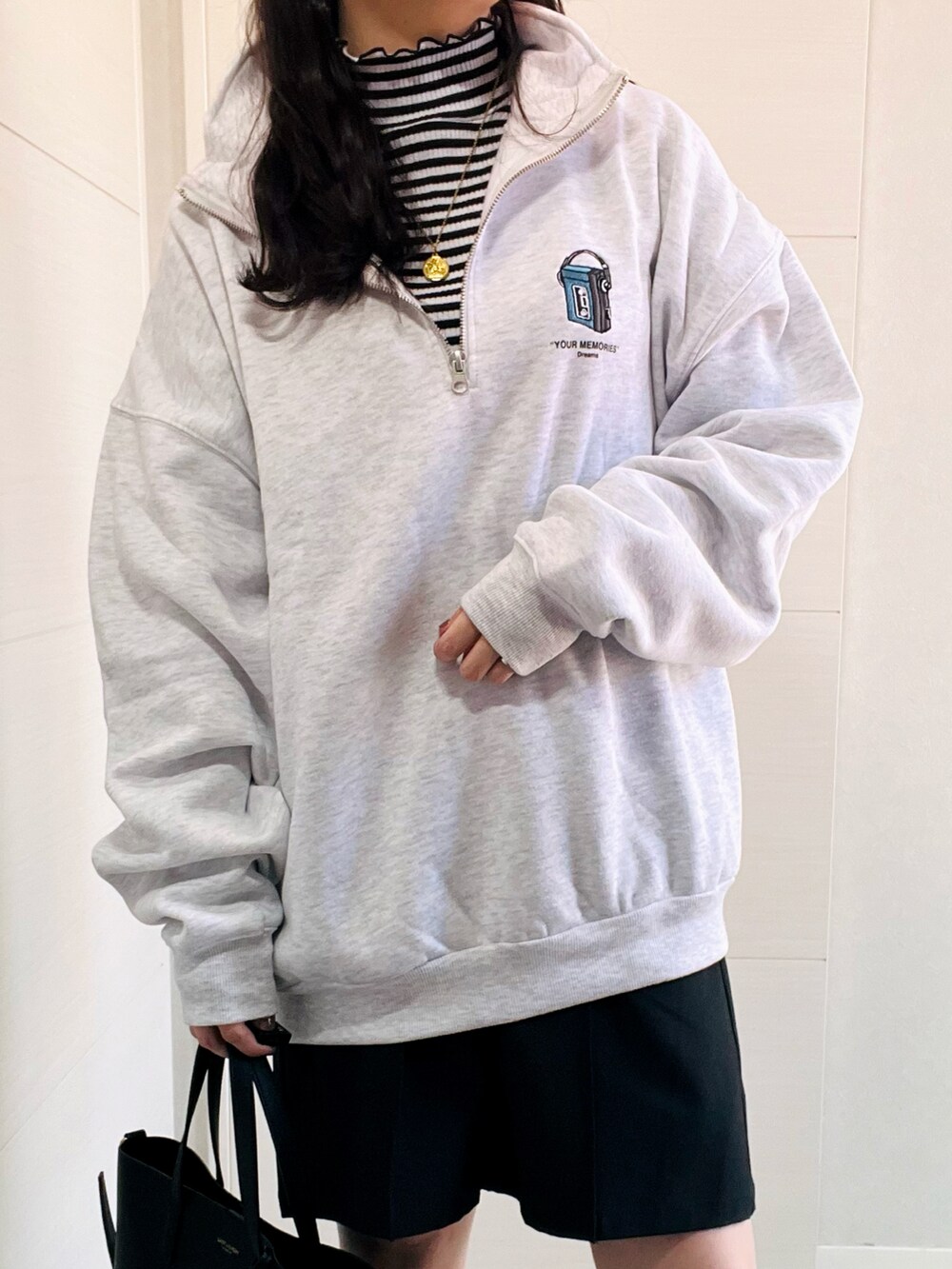 グレー系のスウェット、その他のTシャツ/カットソー、ブラック系のその他パンツを着用したレディースの秋コーディネートの2枚目の写真