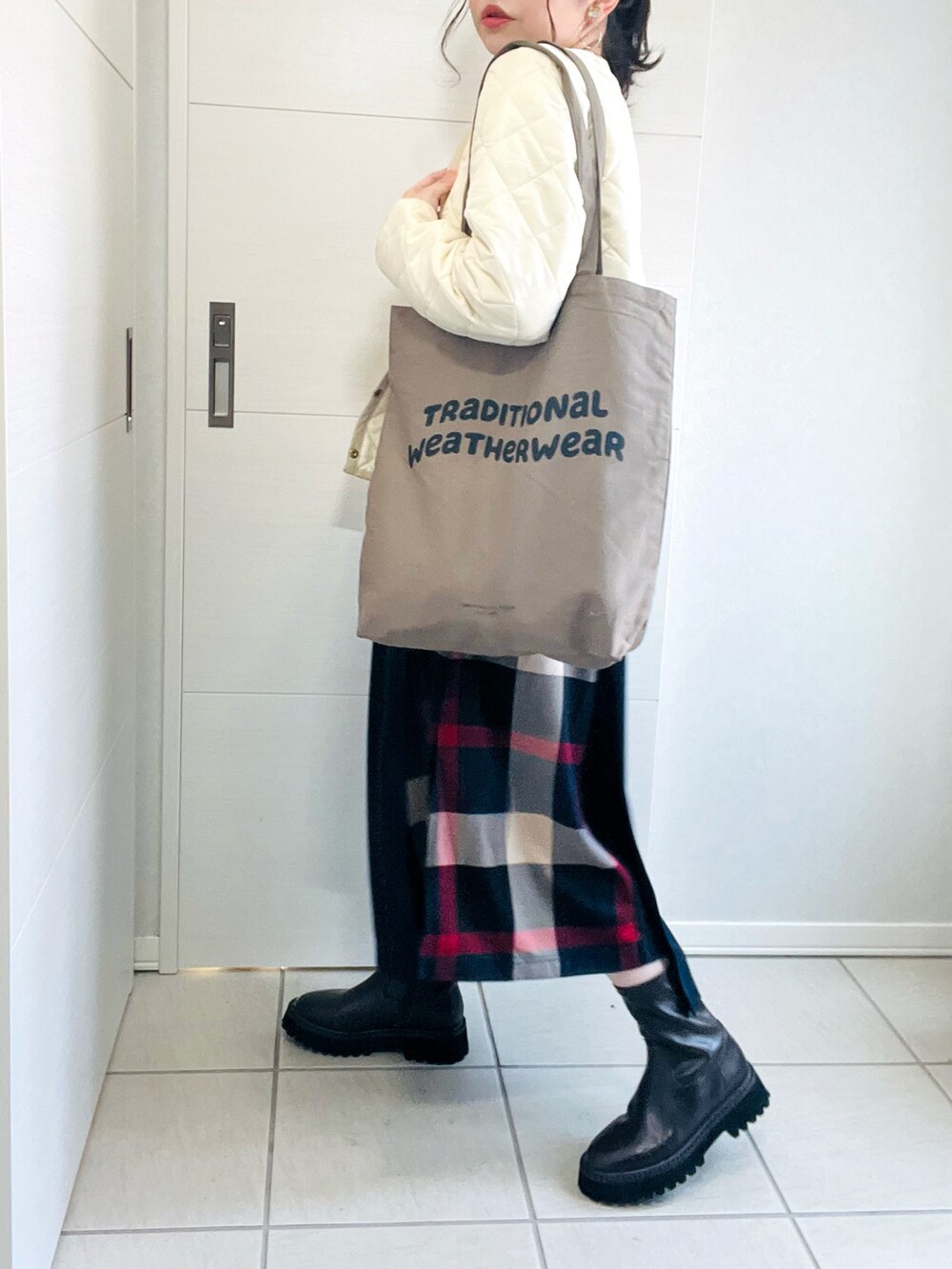「オトナカジュアル、秋冬コーデ、トラディショナルウェザーウェア、Traditional Weatherwear、TWW、キルティングジャケット、cbcrestbridge、cbクレストブリッジ、シービークレストブリッジ、クレストブリッジ、crestbridge、大人女子、低身長、低身長女子、低身長コーデ」｜「Traditional WeatherwearのARKLEY（ノーカラージャケット、ホワイト系）」を使った、❁⃘asa❁⃘さん（レディース・150cm）の秋コーディネートの5枚目の写真
