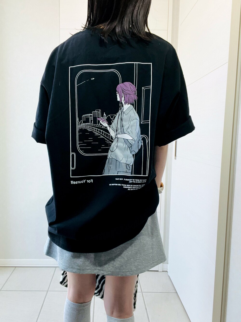 ブラック系のTシャツ/カットソー、ホワイト系のスニーカー、ブラック系のトートバッグを着用したレディースの春コーディネートの3枚目の写真