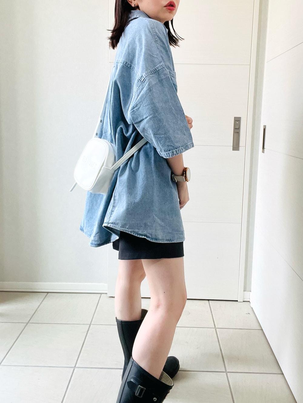 ブルー系のシャツ/ブラウス、グレー系のその他パンツ、ホワイト系のショルダーバッグを着用したレディースの夏コーディネートの3枚目の写真