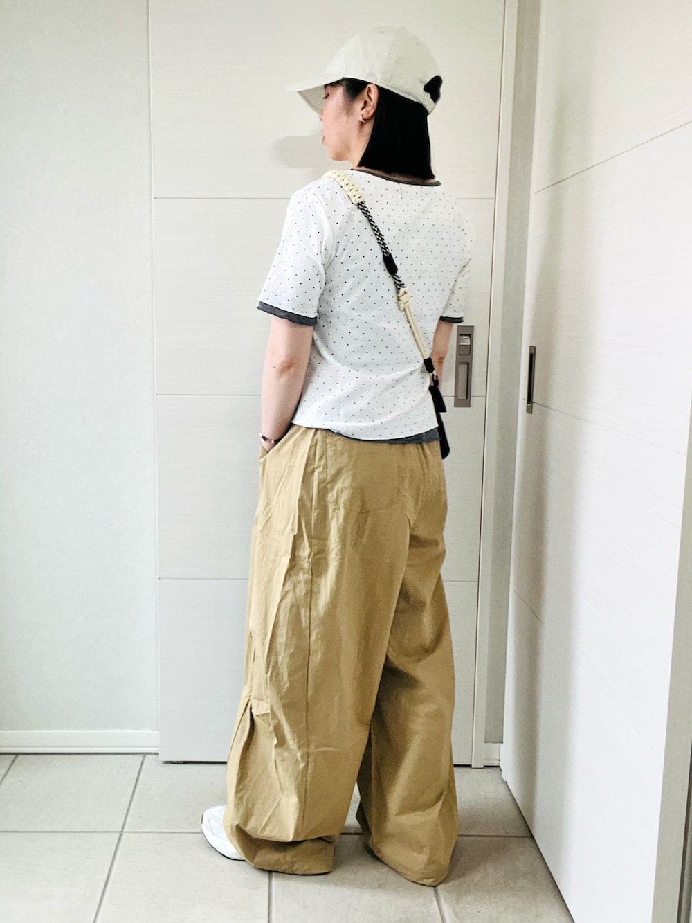ホワイト系のTシャツ/カットソー、ベージュ系のその他パンツ、ホワイト系のスニーカーを着用したレディースの夏コーディネートの4枚目の写真