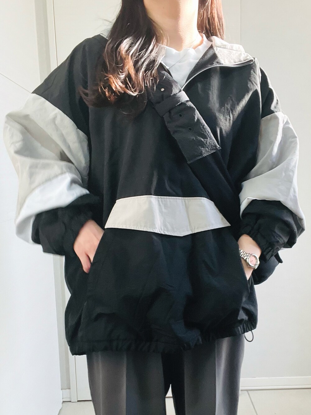 「大人カジュアル、シンプルコーデ、春服コーデ、オトナ女子、モノトーン、ストリート、カジュアルコーデ、confirm、コンファーム、ILL'S、イルズ、ゆるコーデ、低身長、低身長コーデ、低身長女子」｜「ILL'Sの24SS ビッグシルエット トラックジャケット ナイロンブルゾン ハーフジップアノラックプルオーバー 【ILL'S】（ナイロンジャケット、ブラック系）」を使った、❁⃘asa❁⃘さん（レディース・150cm）の冬コーディネートの2枚目の写真