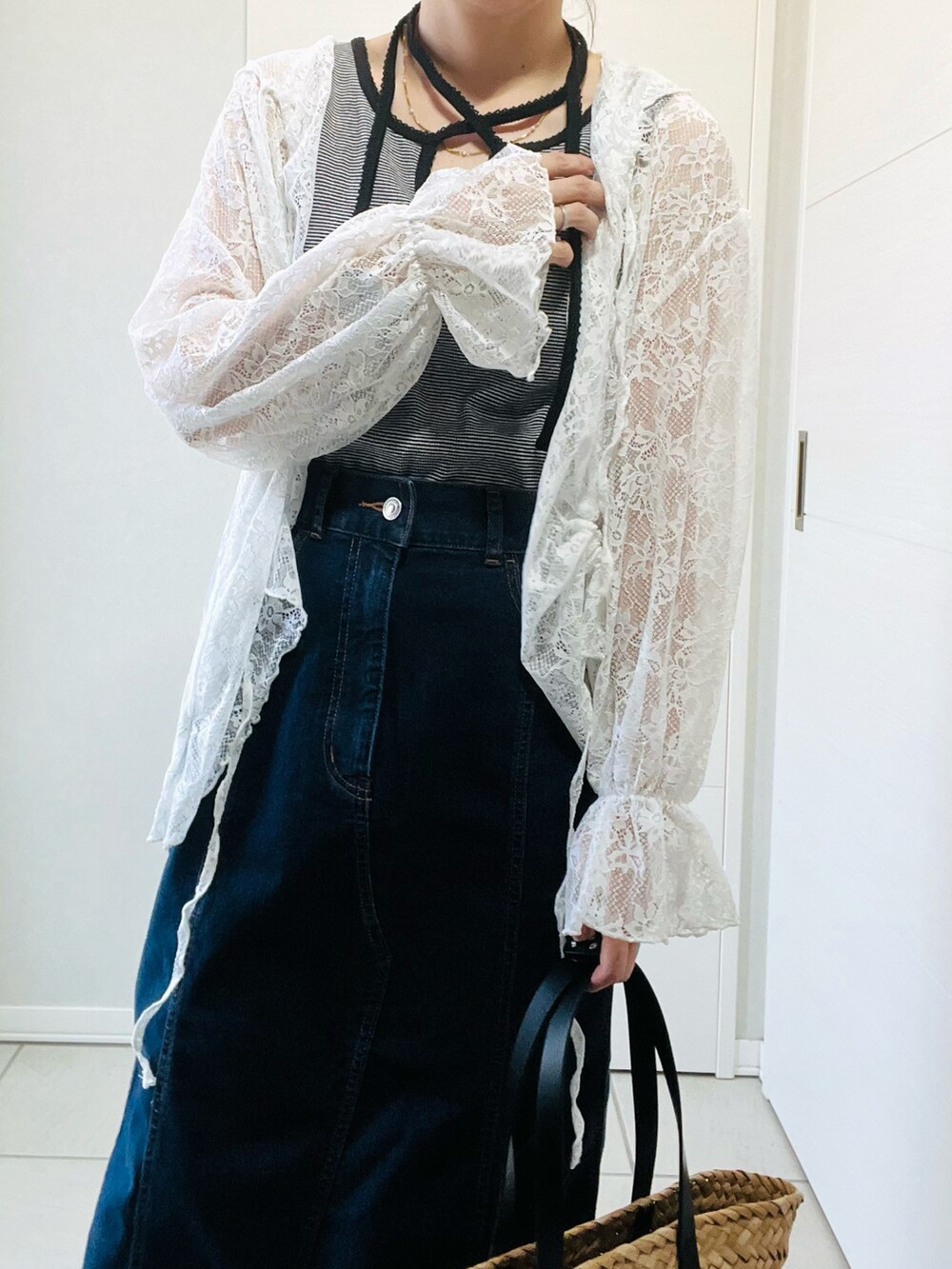 ホワイト系のTシャツ/カットソー、ブラック系のタンクトップ、ブルー系のデニムスカートを着用したレディースの夏コーディネートの4枚目の写真