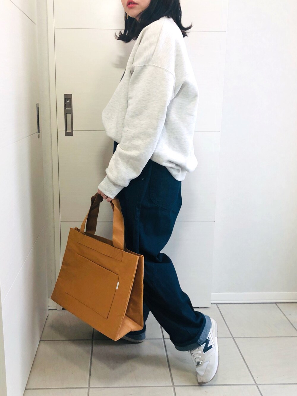 ベージュ系のスウェット、ブルー系のその他パンツ、ホワイト系のスニーカーを着用したレディースの冬コーディネートの3枚目の写真