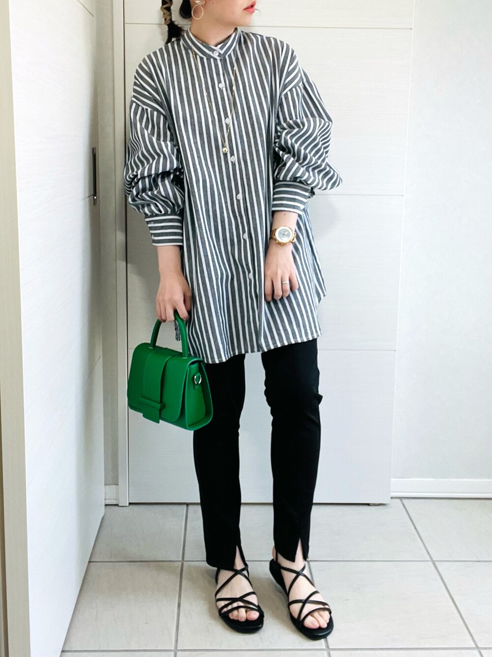 ブラック系のシャツ/ブラウス、ブラック系のその他パンツ、ブラック系のサンダルを着用したレディースの春コーディネートの2枚目の写真