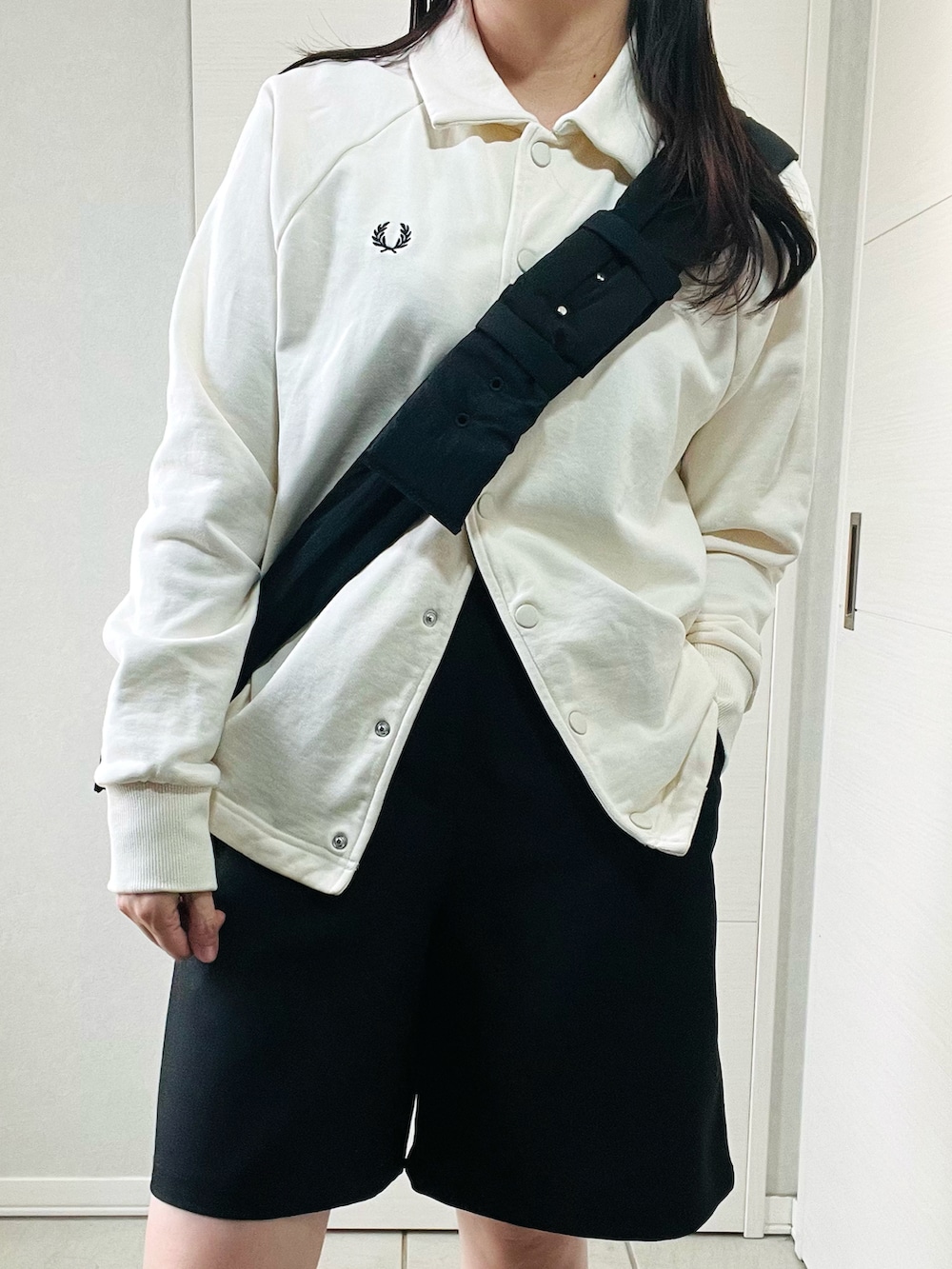 ホワイト系のスウェット、ブラック系のその他パンツ、ブラック系のブーツを着用したレディースの秋コーディネートの2枚目の写真