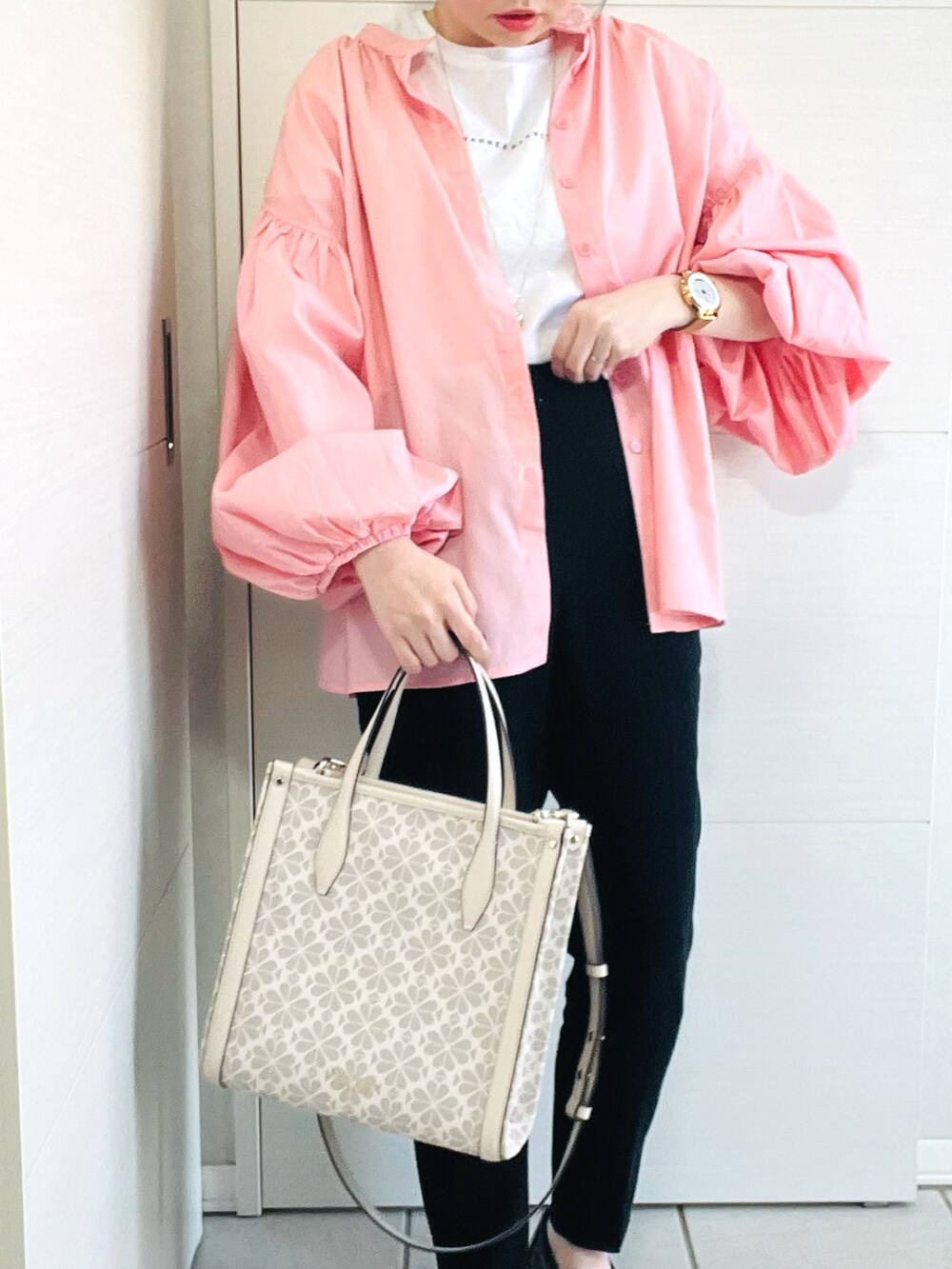 ピンク系のシャツ/ブラウス、ホワイト系のTシャツ/カットソー、ブラック系のパンツを着用したレディースの春コーディネートの3枚目の写真