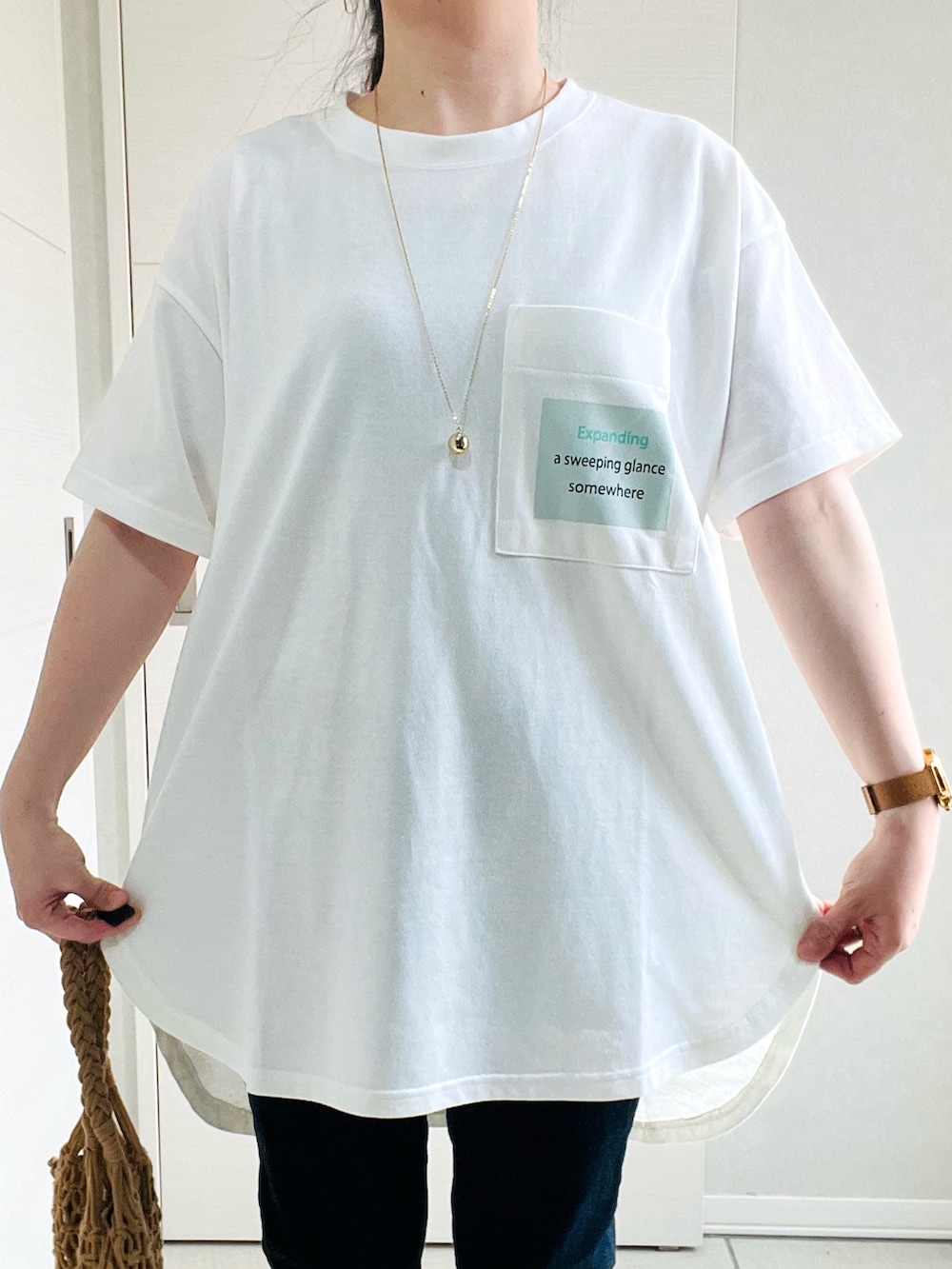 ホワイト系のTシャツ/カットソー、ブルー系のデニムパンツ、グリーン系のサンダルを着用したレディースの春コーディネートの3枚目の写真
