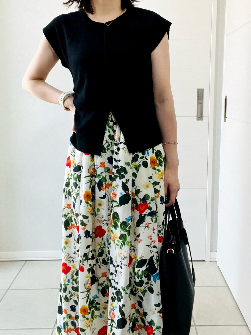 ホワイト系のその他パンツ、ブラック系のニット/セーター、ブラック系のスニーカーを着用したレディースの夏コーディネートの4枚目の写真