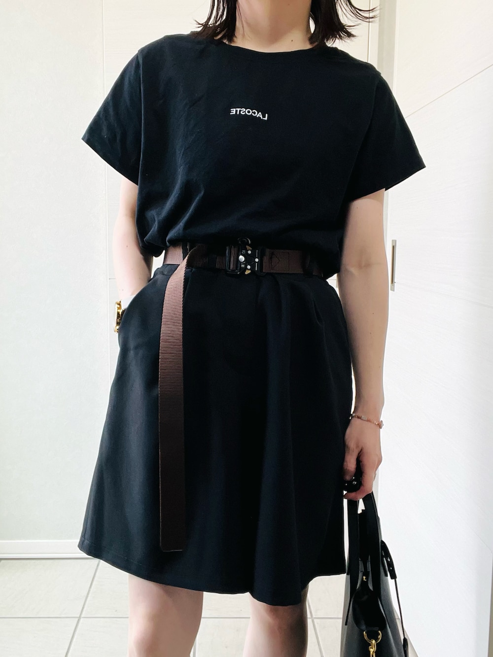 ブラック系のTシャツ/カットソー、ブラック系のその他パンツ、ブラック系のローファーを着用したレディースの春コーディネートの2枚目の写真