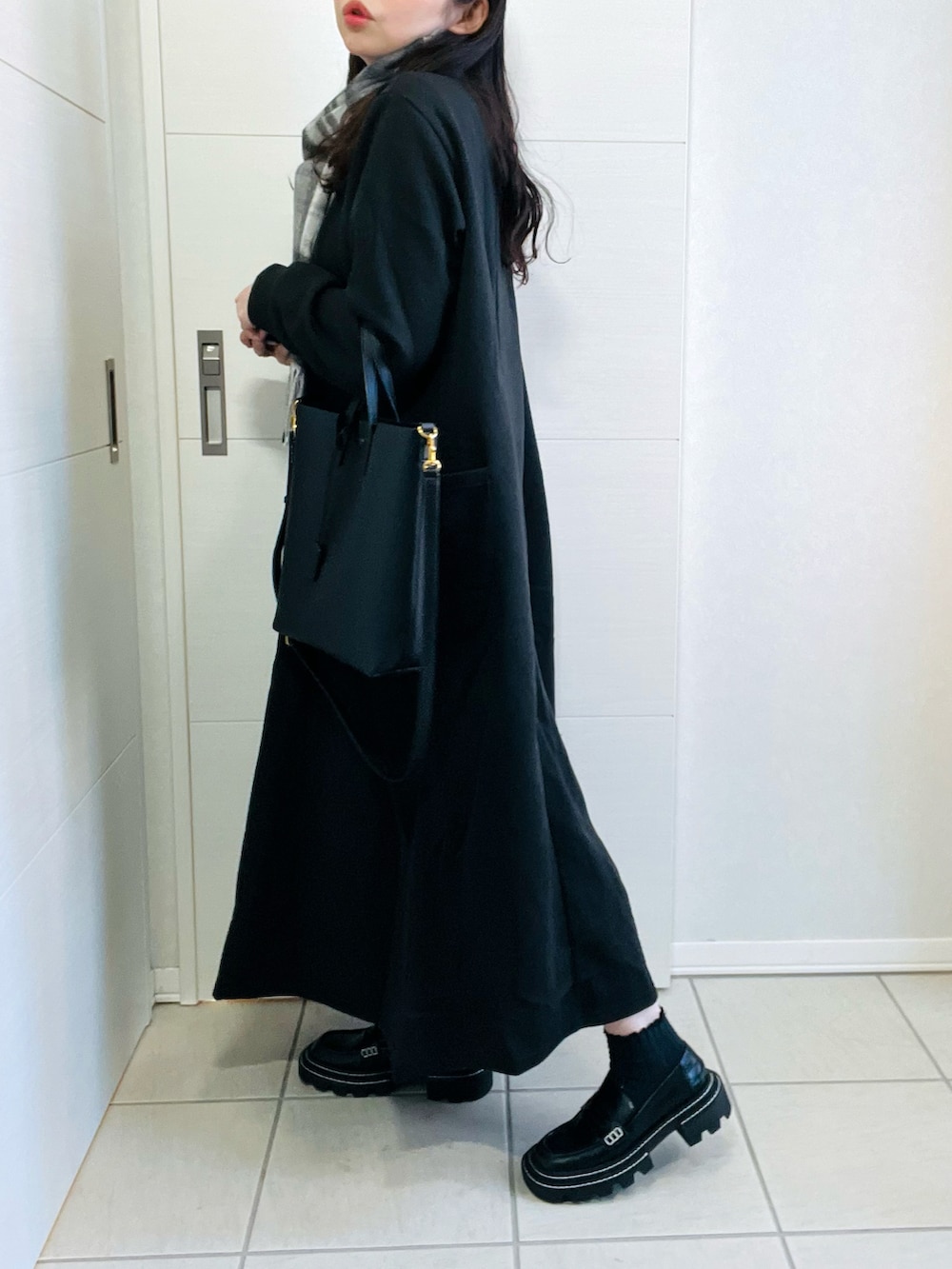 「シンプルコーデ、ゆるコーデ、チェックマフラー、カジュアルコーデ、オトナカジュアル、オトナ女子、Fizz、fizz_zozotown、fizzコーデ、フィズ、ブラック、ローファー、低身長、低身長コーデ、低身長女子」｜「Fizzの【Fizz/フィズ】　裏シャギーポケ付きハイネックワンピース（ワンピース、ブラック系）」を使った、❁⃘asa❁⃘さん（レディース・150cm）の冬コーディネートの5枚目の写真