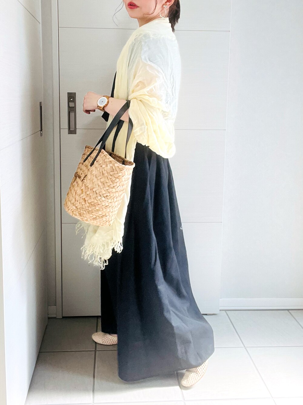 「きれいめカジュアル、オトナカワイイ、夏コーデ、おとなコーデ、ワンピース、urban research sonny label、Sonny　Label、サニーレーベル、アーバンリサーチサニーレーベル、低身長、低身長コーデ、低身長女子、ストール、かごバッグ、ブラックワンピース」｜「URBAN RESEARCH Sonny Labelの『UR TECH 高機能リネン』『Sサイズ/低身長向けも展開』リネン混ギャザーワンピース（ワンピース、ブラック系）」を使った、❁⃘asa❁⃘さん（レディース・150cm）の夏コーディネートの4枚目の写真