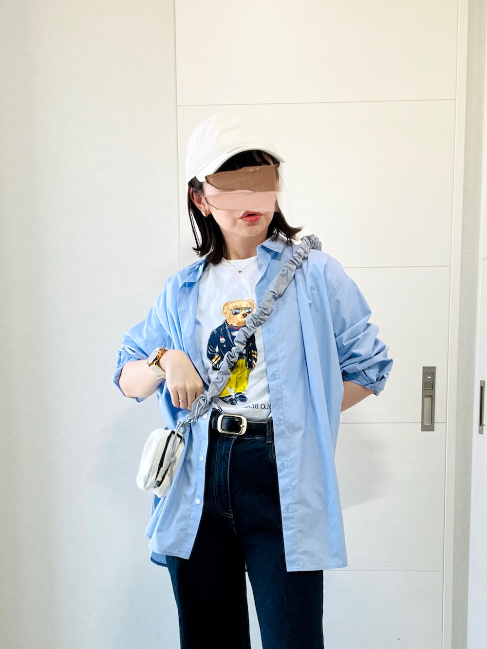 ブルー系のシャツ/ブラウス、ホワイト系のTシャツ/カットソー、ブルー系のデニムパンツを着用したレディースの夏コーディネートの3枚目の写真