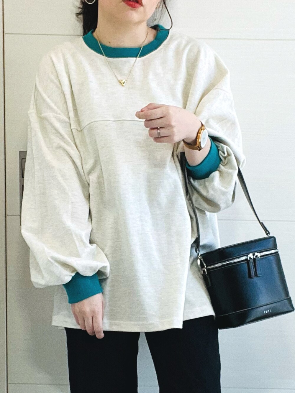 ベージュ系のスウェット、ブラック系のその他パンツ、ブラック系のローファーを着用したレディースの春コーディネートの3枚目の写真