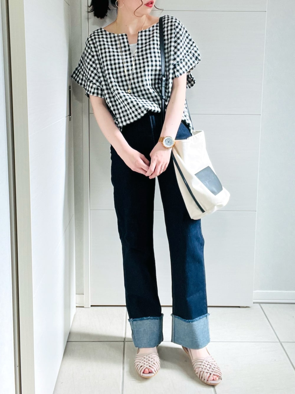 その他のシャツ/ブラウス、ブルー系のデニムパンツ、グレー系のサンダルを着用したレディースの夏コーディネートの3枚目の写真