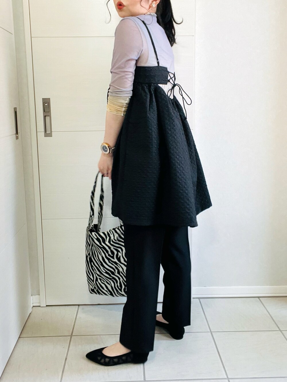 その他のTシャツ/カットソー、ブラック系のワンピース、ブラック系のその他パンツを着用したレディースの春コーディネートの5枚目の写真