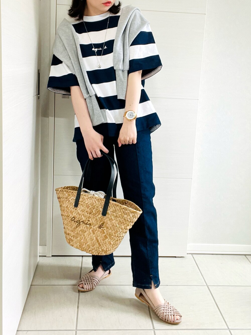 ブルー系のTシャツ/カットソー、ブルー系のデニムパンツ、グレー系のカーディガン/ボレロを着用したレディースの夏コーディネートの2枚目の写真