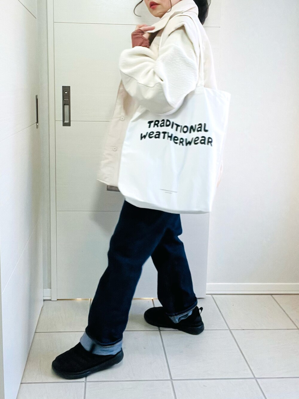 ホワイト系のダウンジャケット/コート、レッド系のTシャツ/カットソー、ホワイト系のTシャツ/カットソーを着用したレディースの冬コーディネートの5枚目の写真