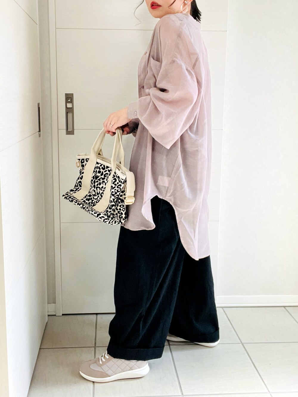 グレー系のシャツ/ブラウス、ブラック系のチノパンツ、ベージュ系のスニーカーを着用したレディースの夏コーディネートの5枚目の写真