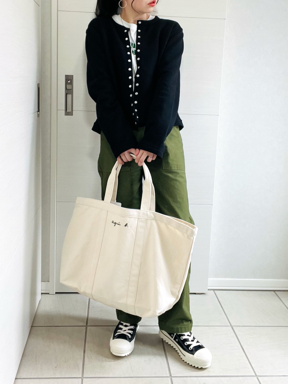 「アニエスベー、agnesb、カーディガン、オトナ女子、秋コーデ、秋ルック紹介するよ、ベイカーパンツ、カーキパンツ、カーキ×黒、パンツスタイル、秋、ロゴT、低身長、低身長コーデ、低身長女子」｜「agnes b.のM001 CARDIGAN カーディガンプレッション（カーディガン/ボレロ、ブラック系）」を使った、❁⃘asa❁⃘さん（レディース・150cm）の秋コーディネートの3枚目の写真