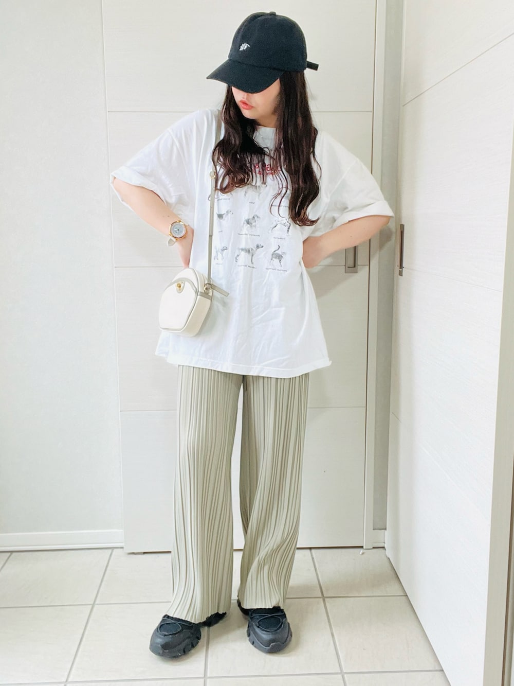 ブラック系のサンダル、ホワイト系のTシャツ/カットソー、グリーン系のその他パンツを着用したレディースの夏コーディネートの4枚目の写真