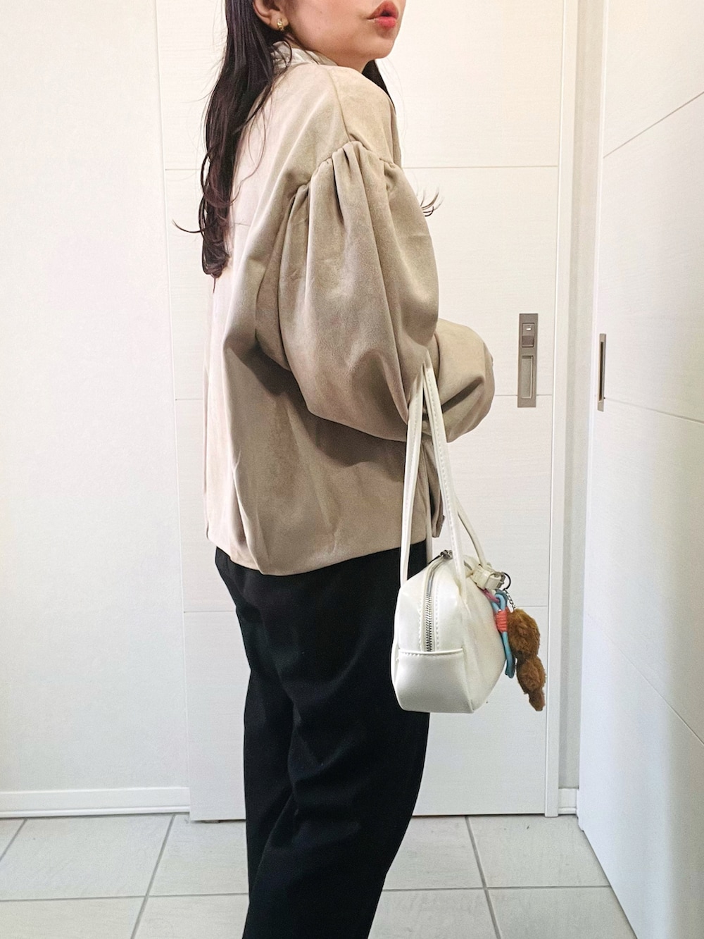 ベージュ系のブルゾン、ホワイト系のTシャツ/カットソー、ブラック系のその他パンツを着用したレディースの秋コーディネートの3枚目の写真